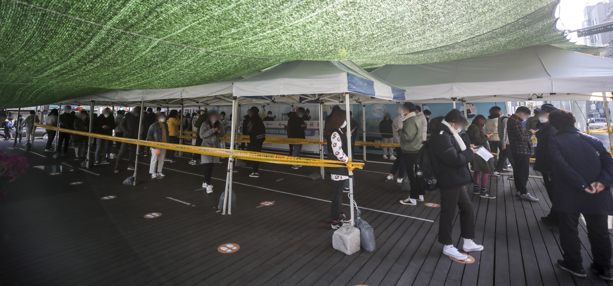 ▲0시 기준 국내 코로나19 신규확진자가 2006명으로 집계된 15일 오전 서울 성북구청 바람마당에 설치된 임시선별검사소를 찾은 시민들이 코로나19 검사를 받기 위해 줄 서 있다.   (뉴시스)