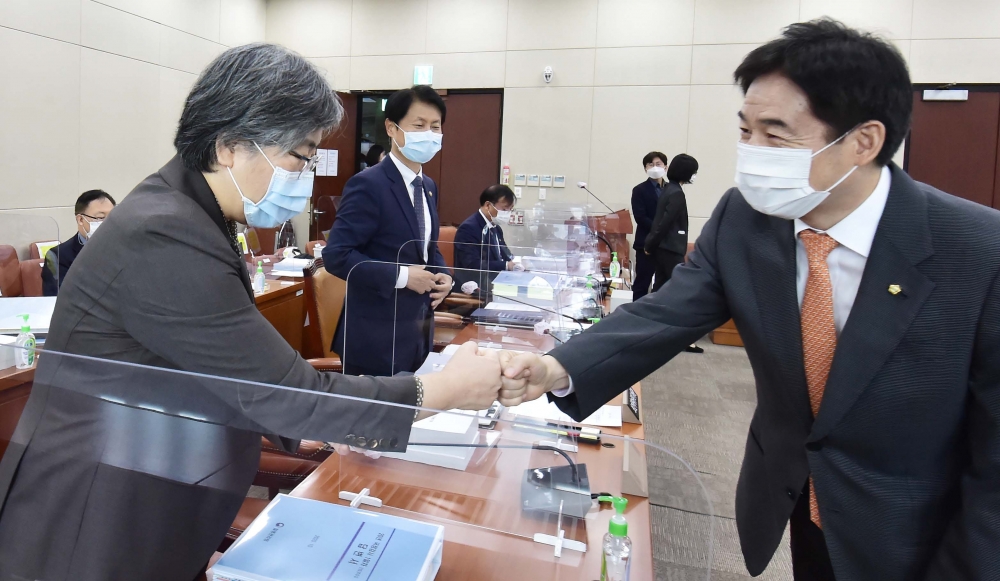 ▲정은경 질병관리청장이 서울 여의도 국회 본관 보건복지위원회의실에서 열린 보건복지부-질병관리청 등 2020 국정감사에서 이용호 무소속 의원과 인사를 나누고 있다. 신태현 기자 holjjak@ (이투데이DB)