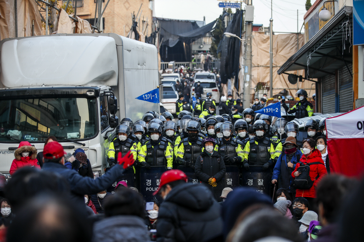 ▲(뉴시스) 6차 명도집행이 실시된 15일 오전 서울 성북구 사랑제일교회 입구에서 경찰과 교인들이 대치하고 있다.