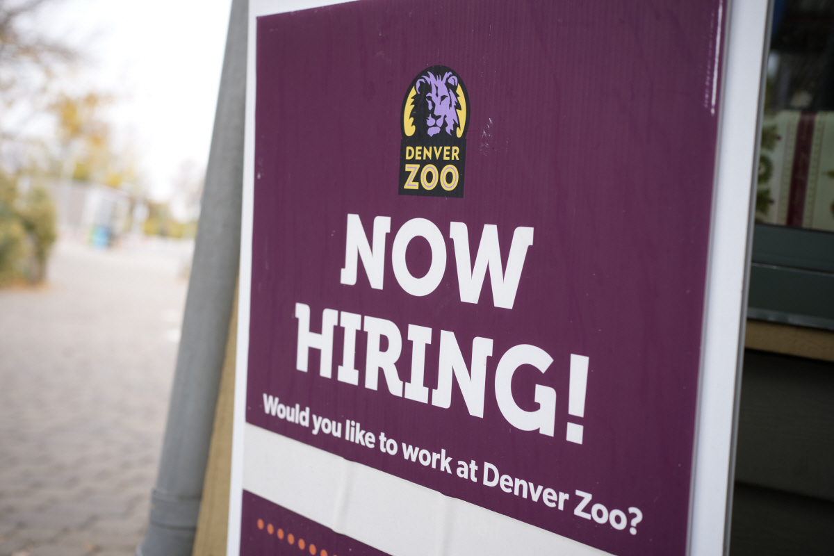 ▲미국 덴버주 덴버동물원 입구에 구인 포스터가 걸려있다. AP뉴시스