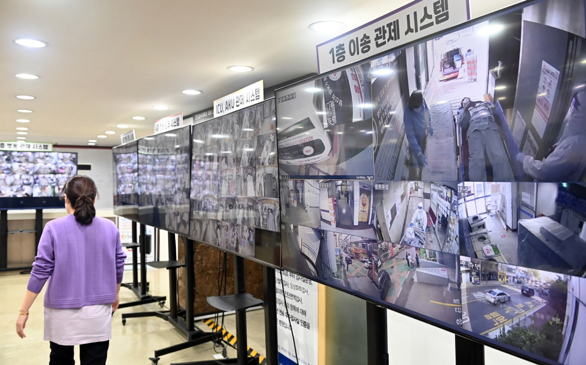 ▲15일 경기도 평택시 박애병원에서 의료진이 병실 CCTV 앞을 지나가고 있다. (뉴시스)