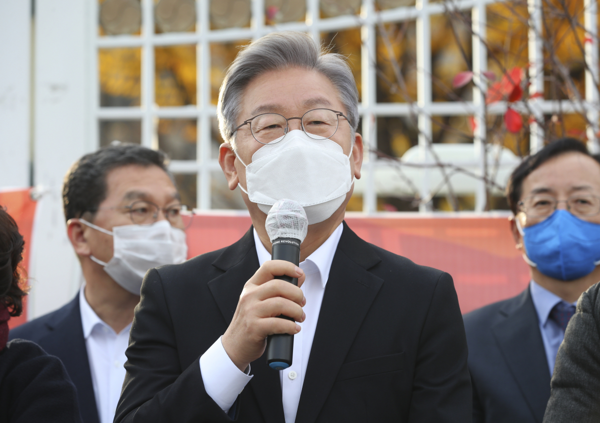 ▲이재명 더불어민주당 대선 후보가 15일 오후 서울 세종대로 정부서울청사 앞에 차려진 지역화폐·골목상권살리기 운동본부 농성 현장을 방문해 발언하고 있다. (뉴시스)