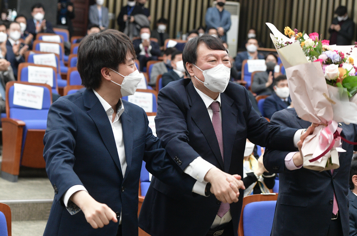 ▲윤석열 국민의힘 대선 후보가 지난 8일 서울 여의도 국회에서 열린 현안 관련 보고를 위한 의원총회에서 이준석 대표와 기념촬영하고 있다. (뉴시스)
