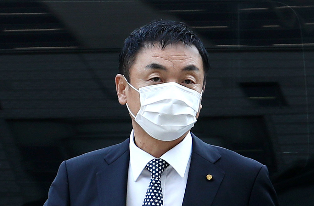 ▲주가조작 혐의를 받는 권오수 도이치모터스 회장이 16일 오전 서울 서초구 서울중앙지방법원에서 열린 구속 전 피의자 심문(영장실질심사)에 출석하고 있다.  (뉴시스)