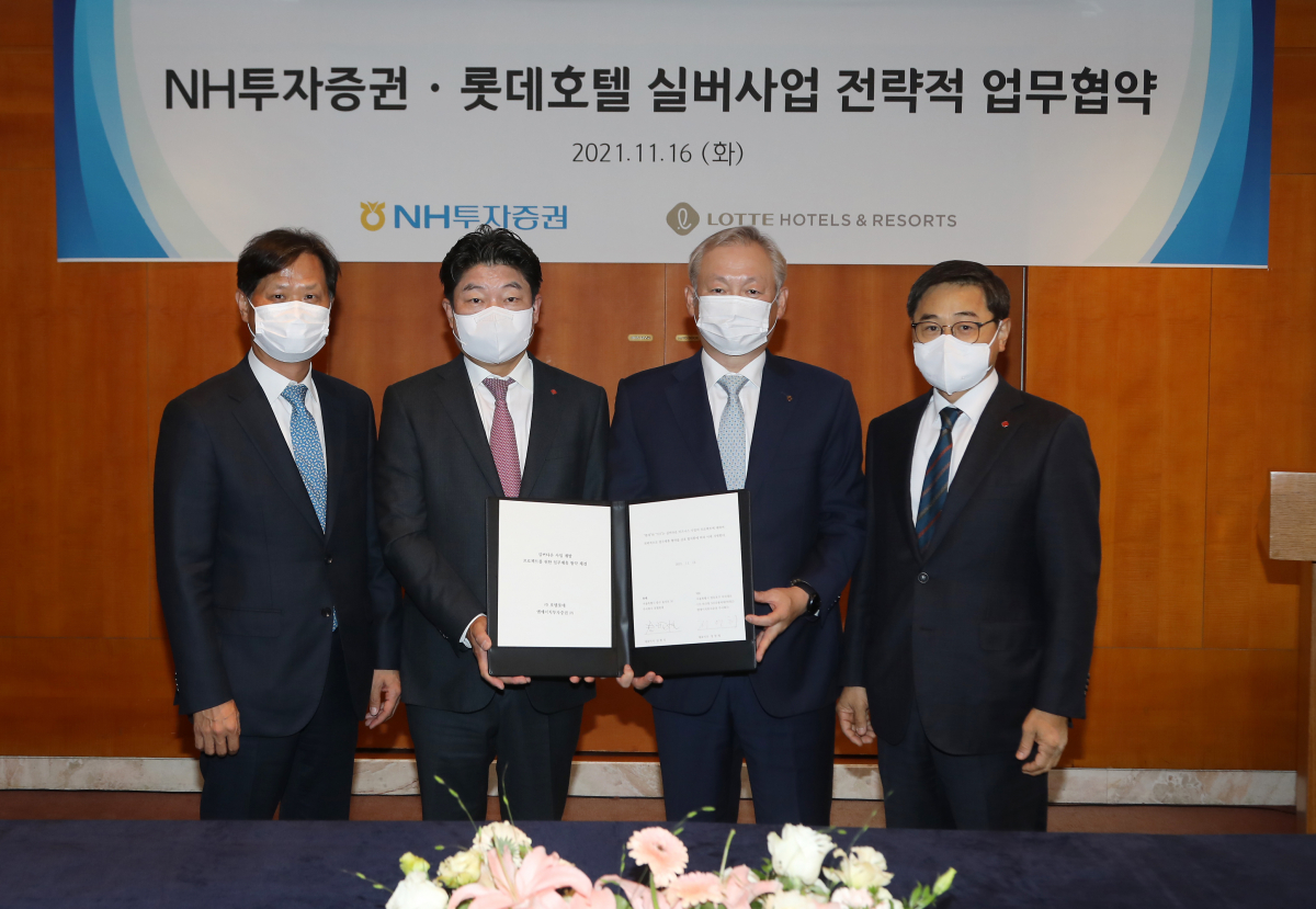 ▲정영채 NH투자증권 대표(왼쪽 세번째), 최승호 NH투자증권 IB2사업부 대표(왼쪽 첫번째), 김현식 롯데호텔 대표이사(왼쪽 두번째), 이봉철 롯데그룹 호텔&서비스 BU장이 이날 협약식에 참석했다. (사진=NH투자증권 제공)