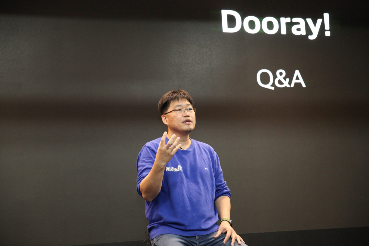 ▲16일 오전 11시 NHN 판교 플레이뮤지엄에서 열린 기자간담회에서 NHN Dooray! 백창열 대표가 비전과 향후 목표에 대해 설명하고 있다.  (사진제공=NHN)