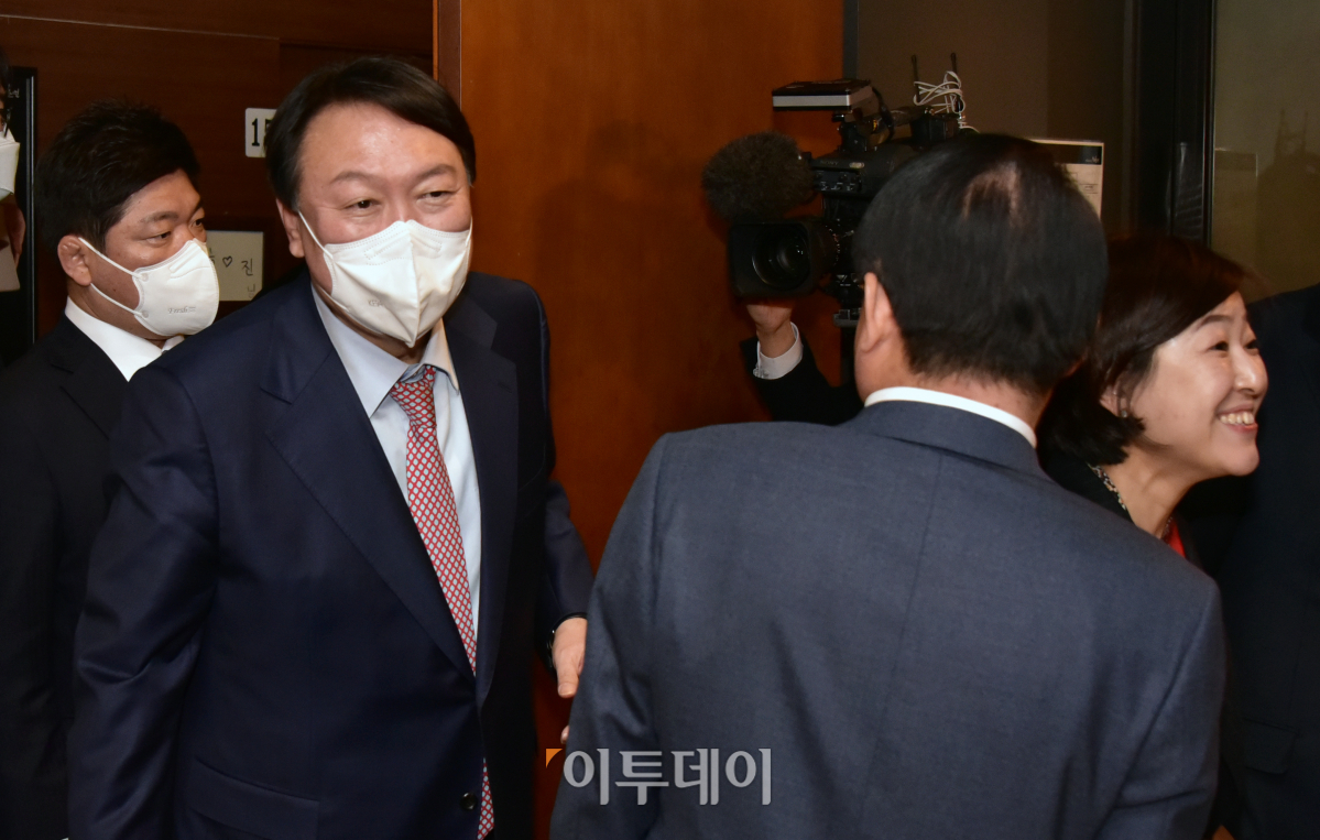 ▲윤석열 국민의힘 대선 후보가 16일 오후 서울 여의도 한 음식점에서 열린 국민의힘 초재선 의원과 오찬에 참석하고 있다. (국회사진취재단)