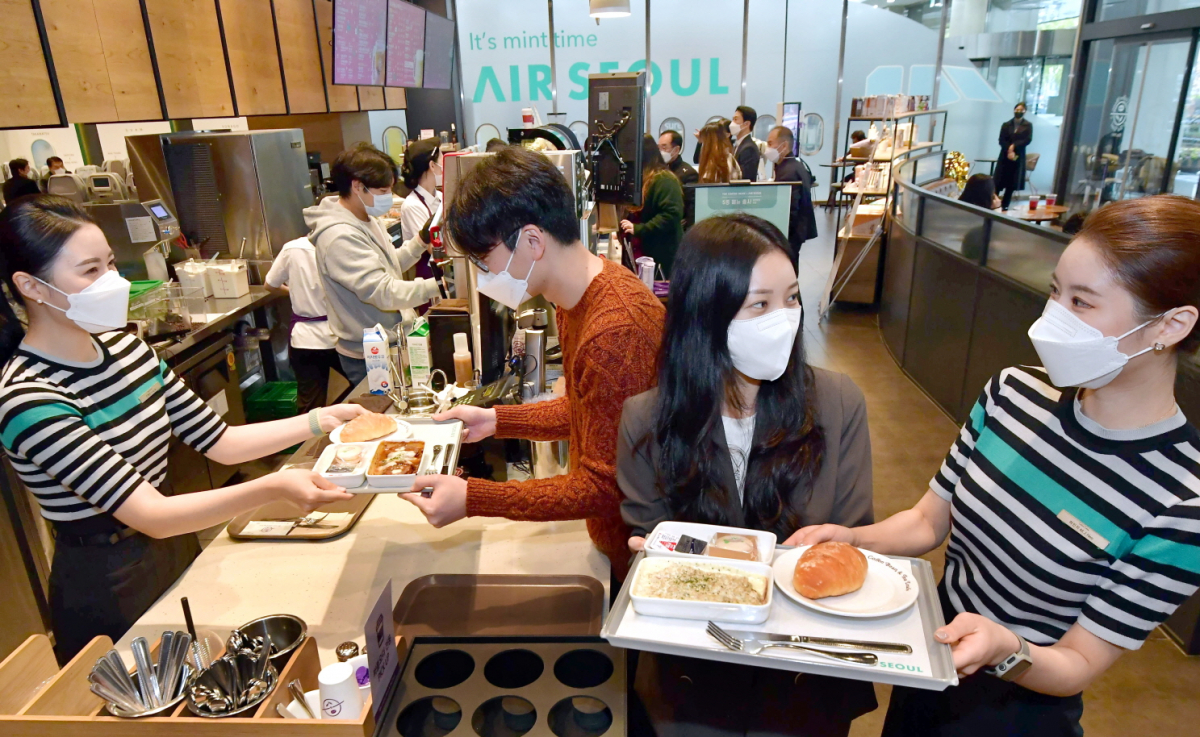 ▲에어서울 커피빈 라운지 오픈을 기념해 에어서울 캐빈승무원이 일일 바리스타로 근무하고 있다.  (사진제공=에어서울)