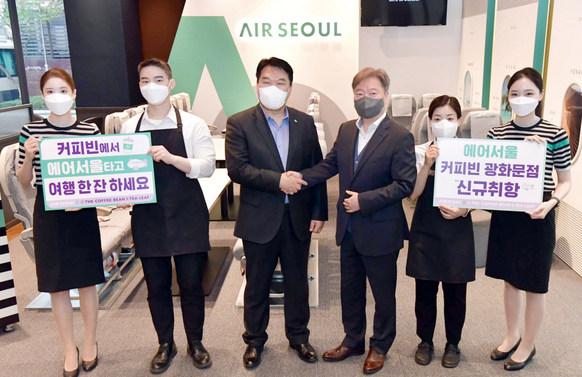 ▲에어서울 커피빈 라운지 오픈을 기념해 에어서울 조진만 대표(왼쪽에서 세번째)와 커피빈코리아 감종철 대표(오른쪽에서 세번째) 등이 기념 촬영을 하고 있다.  (사진제공=에어서울)
