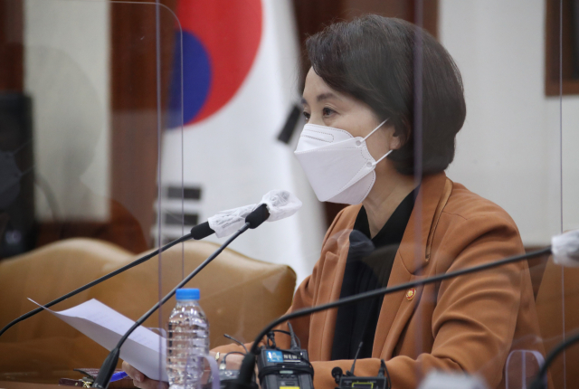 ▲유은혜 사회부총리 겸 교육부 장관이 16일 정부서울청사에서 열린 제20차 사회관계장관회의 겸 제8차 사람투자인재양성협의회를 주재하며 발언하고 있다.  (연합뉴스)