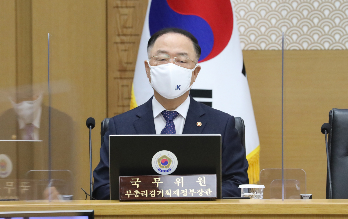 ▲홍남기 부총리 겸 기획재정부 장관이 16일 오전 정부세종청사에서 열린 국무회의에서 김부겸 국무총리의 모두발언을 듣고 있다. (뉴시스)