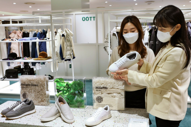 ▲친환경 스니커즈 ‘LAR’  (사진제공=롯데백화점)