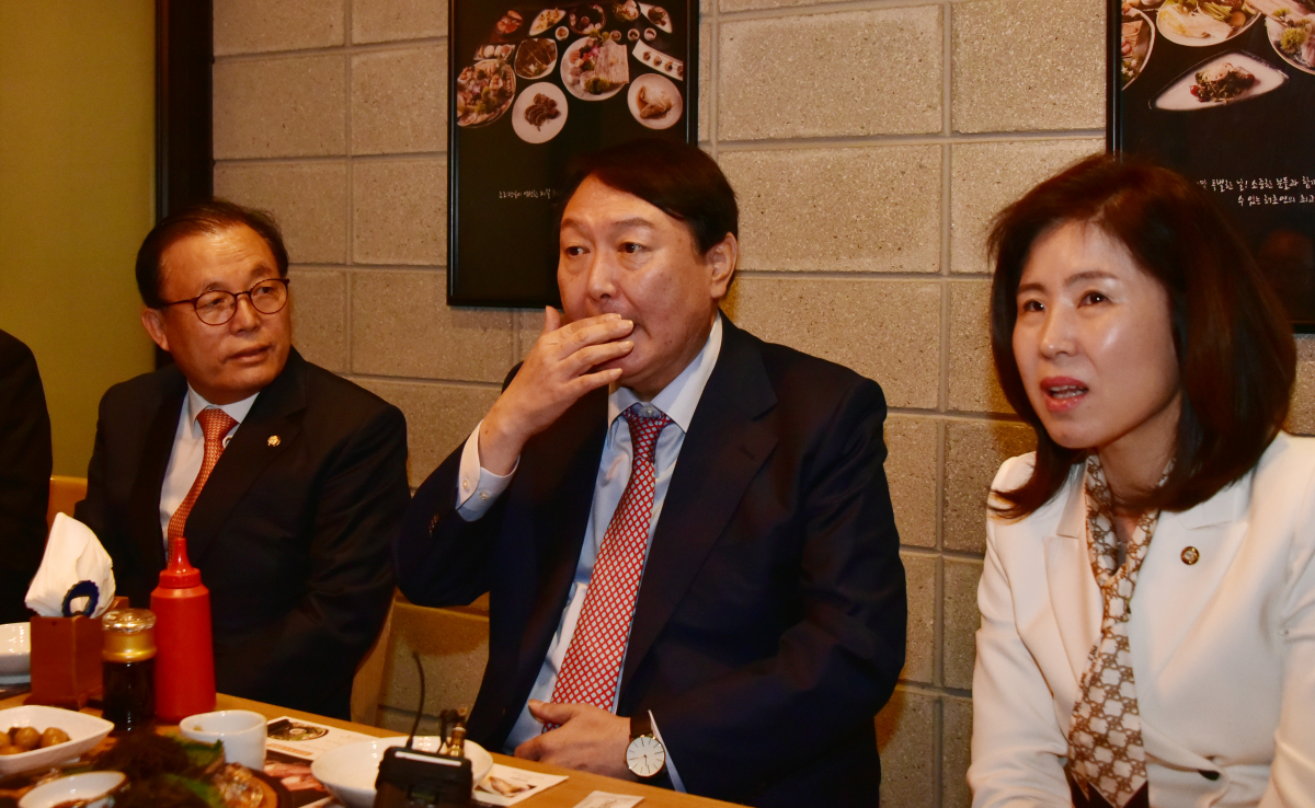 ▲윤석열 국민의힘 대선 후보가 16일 오후 서울 여의도 한 음식점에서 국민의힘 초재선 의원과 오찬을 갖고 있다. (연합뉴스)