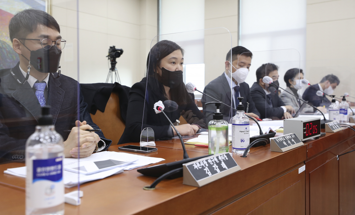 ▲박선영(왼쪽 두 번째) 동국대 경제학과 교수가 16일 서울 여의도 국회에서 열린 국회 정무위원회 전체회의 가상자산 관련 법안에 관한 공청회에서 가상자산 법안에 대한 진술을 하고 있다. 왼쪽부터 김갑래 자본시장연구원 센터장, 박선영 교수, 서동원 스테이션블록 대표이사, 윤종수 법무법인 광장 변호사, 최화인 금융감독원 블록체인발전포럼 자문위원. (뉴시스)