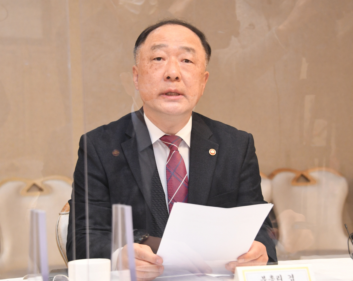 ▲홍남기 부총리 겸 기획재정부 장관이 11월 17일 서울 광화문 정부서울청사에서 열린 '제33차 부동산시장 점검 관계장관회의'를 주재, 모두발언을 하고 있다. (사진제공=기획재정부)