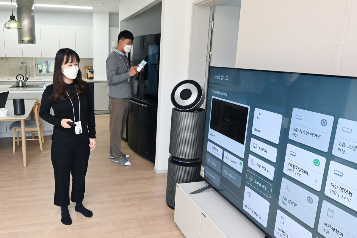 ▲LG전자가 최근 경기 평택시 LG디지털파크 인근에 고객관점에서 제품과 서비스 품질을 검증할 수 있는 '홈IoT익스피리언스랩'을 구축했다.LG전자 연구원들이 홈IoT익스피리언스랩에 설치된 스마트 가전을 활용해 서비스를 검증하고 있다. (사진제공=LG전자)