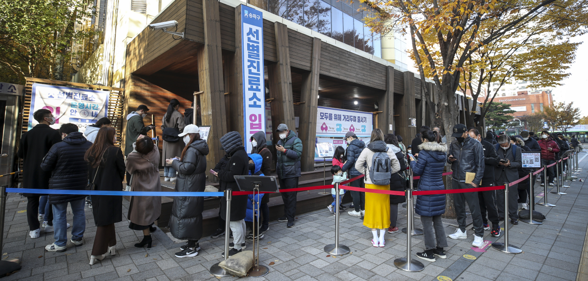 ▲0시 기준 국내 코로나19 신규확진자가 3187명으로 집계된 17일 오전 서울 송파구보건소에 설치된 코로나19 선별진료소를 찾은 시민들이 검사를 받기 위해 줄 서 있다. (뉴시스)