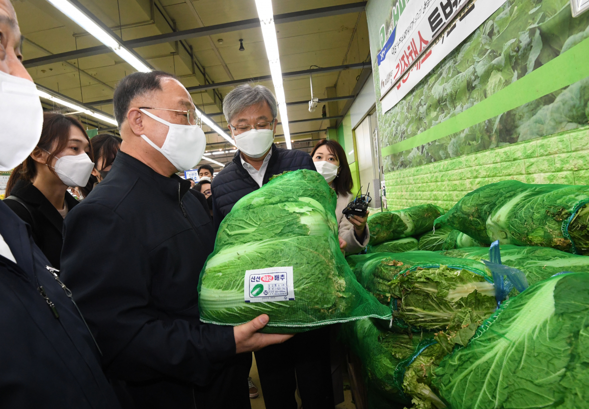 ▲홍남기 부총리 겸 기획재정부 장관이 11월 17일 물가 관련 민생현장 방문 일환으로 서울 양재 하나로마트를 현장방문, 매장을 시찰하며 농수축산물 가격, 수급 동향을 파악하고 있다. (사진제공=기획재정부)