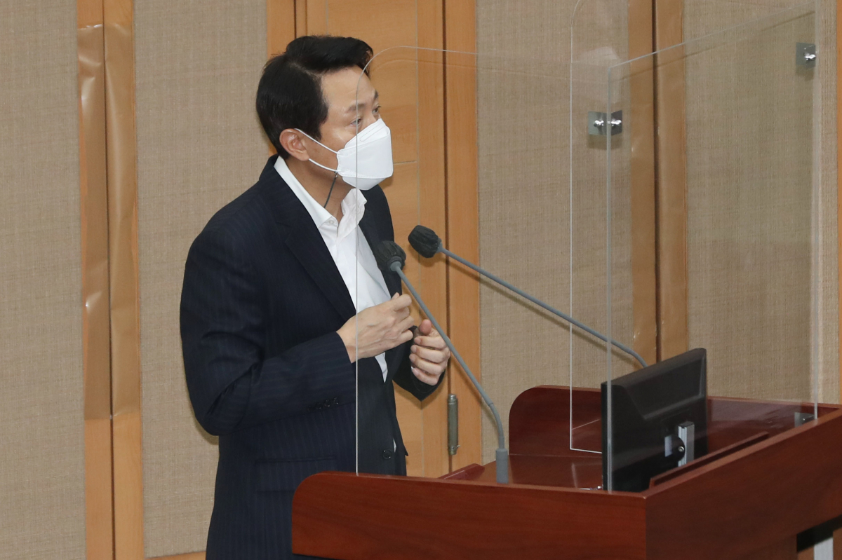 ▲오세훈 서울시장이 17일 오전 서울 중구 서울특별시의회 본회의장에서 열린 '제303회 정례회 제3차 본회의'에서 시정질문에 답변하고 있다. (뉴시스)