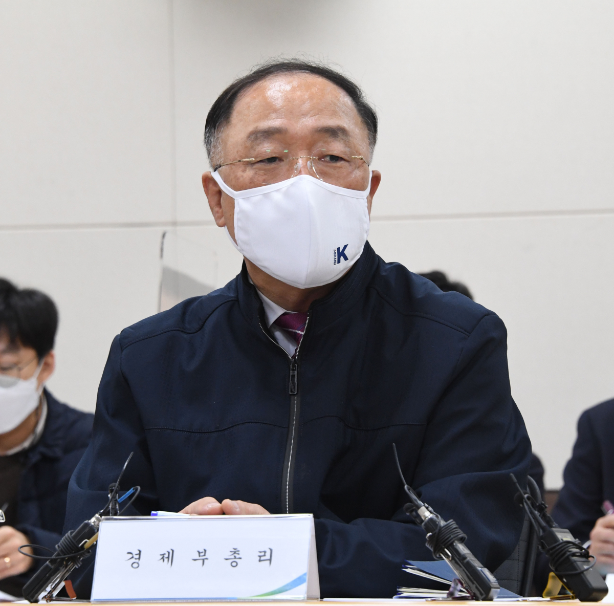 ▲홍남기 부총리 겸 기획재정부 장관이 11월 17일 물가 관련 민생현장 방문 일환으로 서울 양재 하나로마트를 현장방문해 관계자들과의 간담회에서 모두발언을 하고 있다. (사진제공=기획재정부)