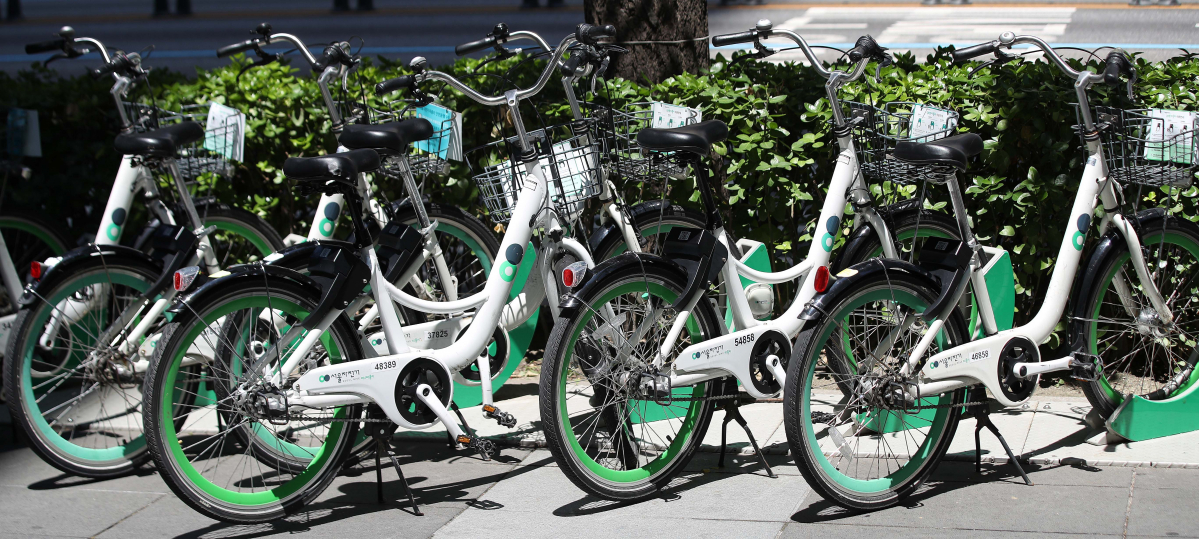 ▲서울 시내에 세워져 있는 따릉이. 누적 회원수가 325만 명을 넘어섰다. (뉴시스)