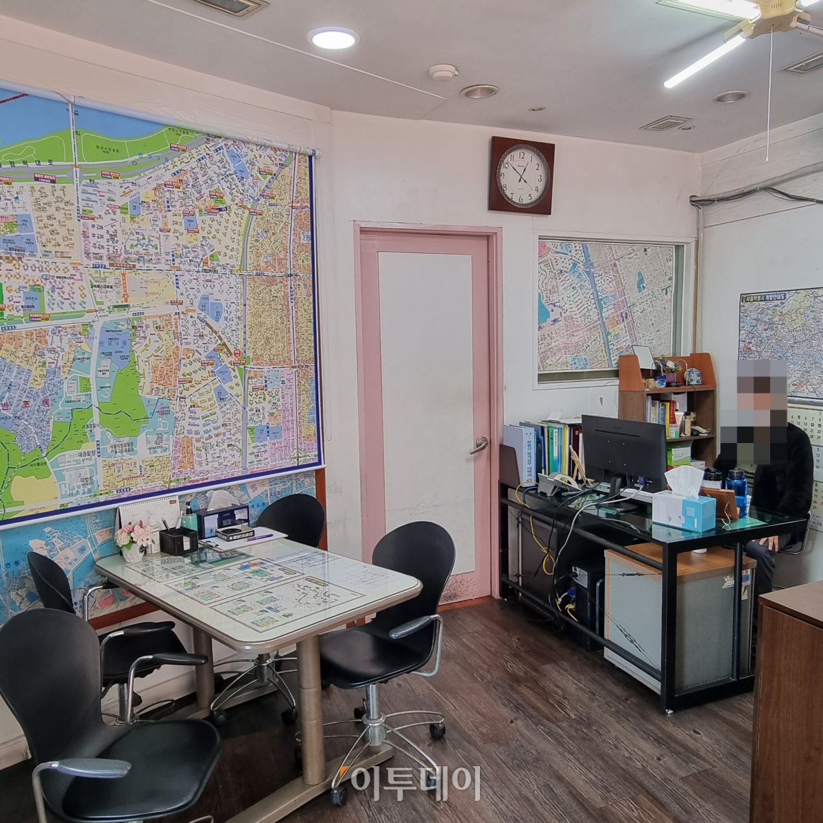 ▲17일 방문한 서초구 한 공인중개사 사무실이 손님이 없어 텅 비어있다. (박민웅 기자 pmw7001@)