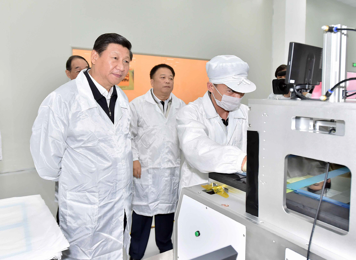 ▲시진핑 중국 국가주석이 2014년 11월 2일 푸젠성 핑탄의 한 공장을 찾아 작업 현황을 살피고 있다. 핑탄/신화뉴시스
