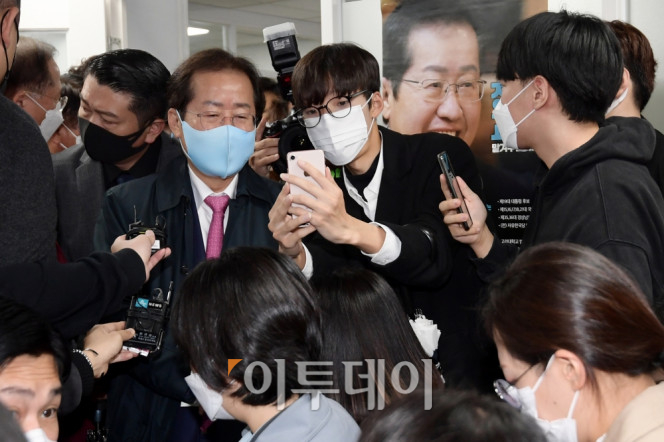 ▲홍준표 국민의힘 의원이 8일 오전 서울 영등포구 여의도 BNB타워에서 열린 JP희망캠프 해단식에서 인사말을 마친 후 2030세대 지지자들과 사진을 찍고 있다. 신태현 기자 holjjak@ (이투데이DB)