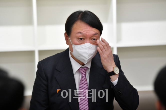 ▲윤석열 국민의힘 대선 후보가 17일 오전 서울 여의도 중앙당사에서 천안함 최원일 전 함장, 이성우 유족회장과 면담을 하며 눈가를 만지고 있다. 신태현 기자 holjjak@ (이투데이DB)