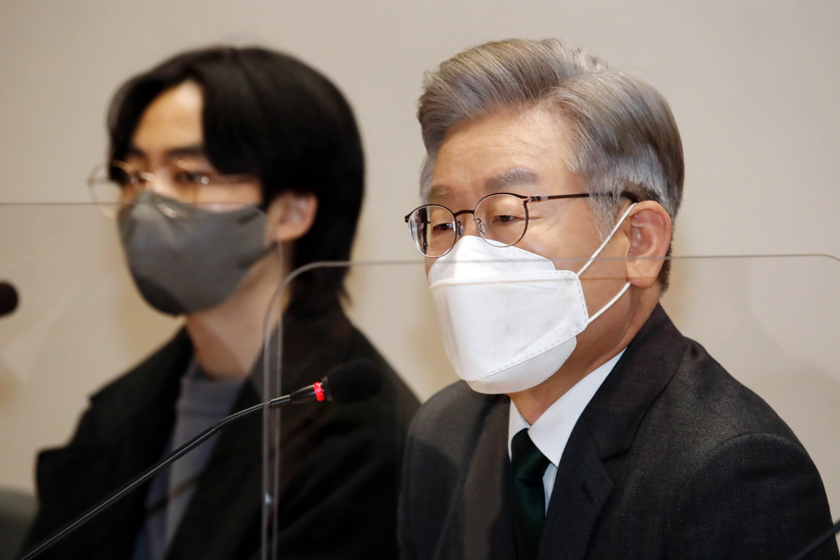 ▲이재명 더불어민주당 대선 후보가 17일 서울 여의도 국회 의원회관에서 열린 서울권대학언론연합회 20대 대선 후보와의 간담회에서 인사말을 하고 있다. (공동취재사진)