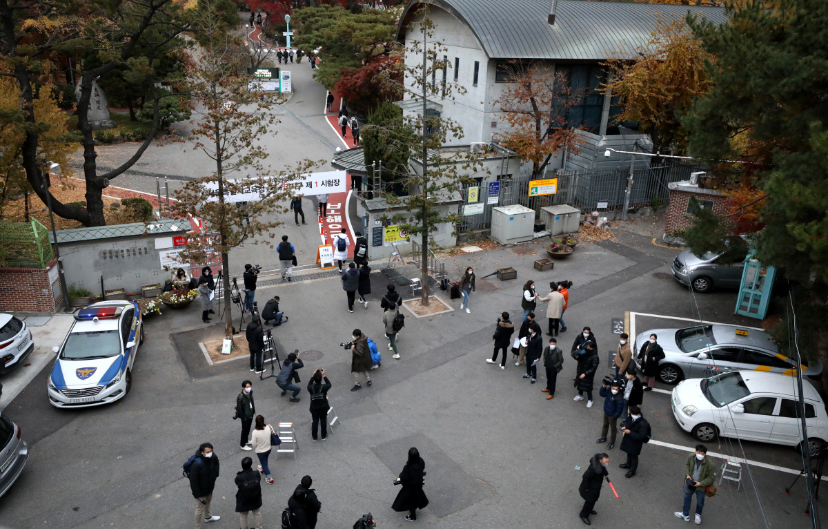 ▲2022학년도 대학수학능력시험이 시행된 18일 오전 서울 종로구 경복고등학교에 마련된 서울시교육청 제15지구 제1시험장에서 수험생들이 시험장으로 들어서고 있다. 신종 코로나바이러스감염증으로 집단 응원이 없는 모습이다. (뉴시스)