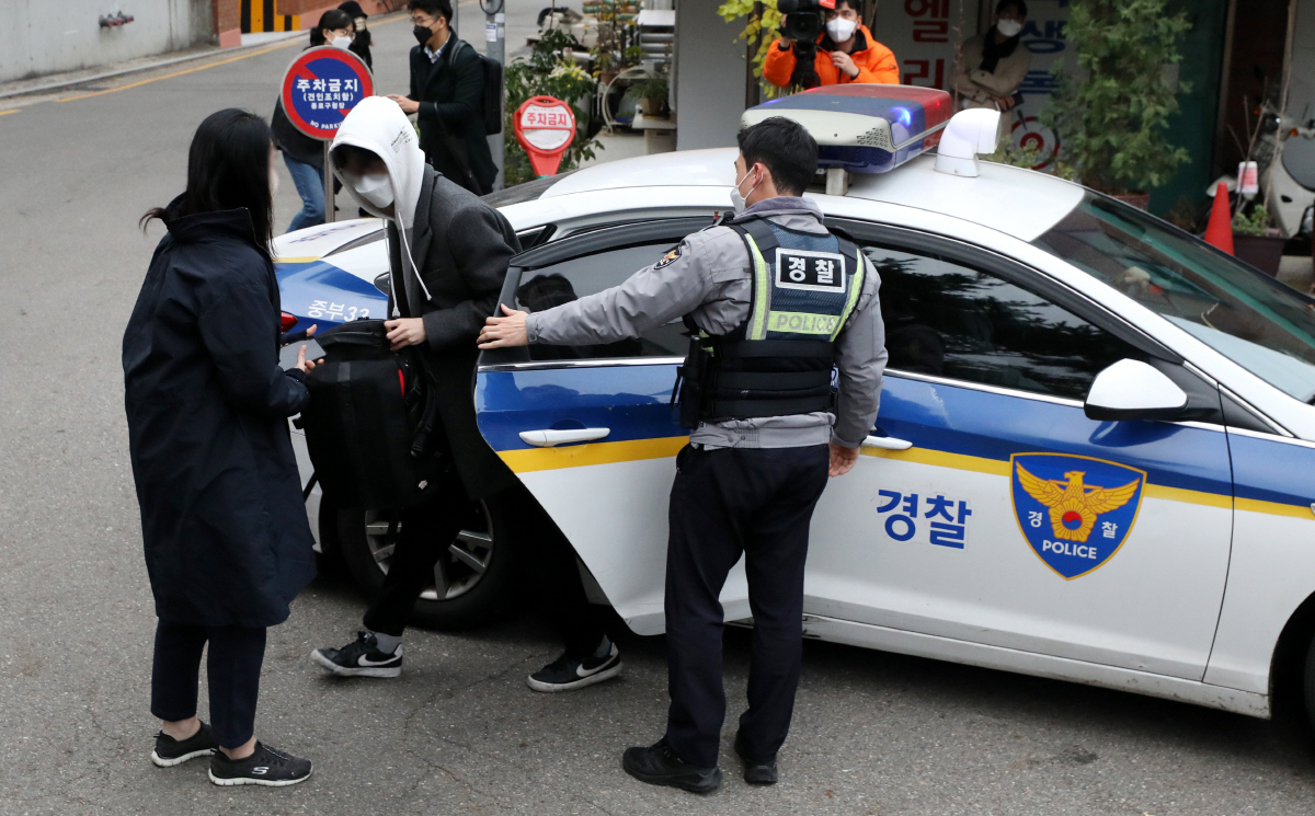 ▲2022학년도 대학수학능력시험이 시행된 18일 오전 서울 종로구 경복고등학교에 마련된 서울시교육청 제15지구 제1시험장에서 수험생이 경찰차를 타고 시험장에 도착하고 있다. (뉴시스)