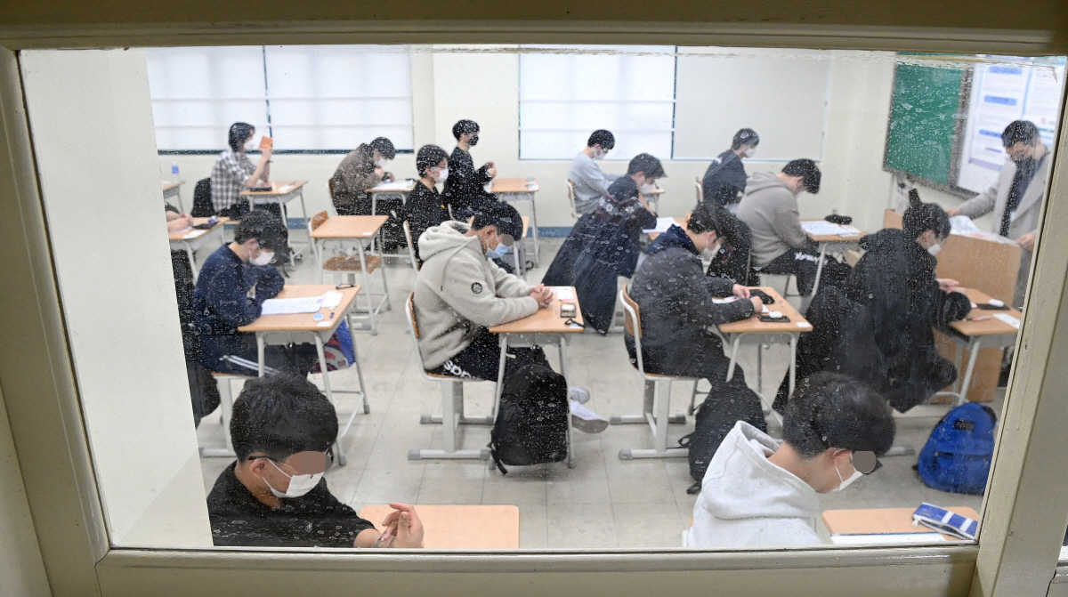 ▲2022학년도 대학수학능력시험이 치러진 18일 서울 용산구 용산고등학교에서 수험생들이 1교시 국어영역 시험을 준비하고 있다. (뉴시스)