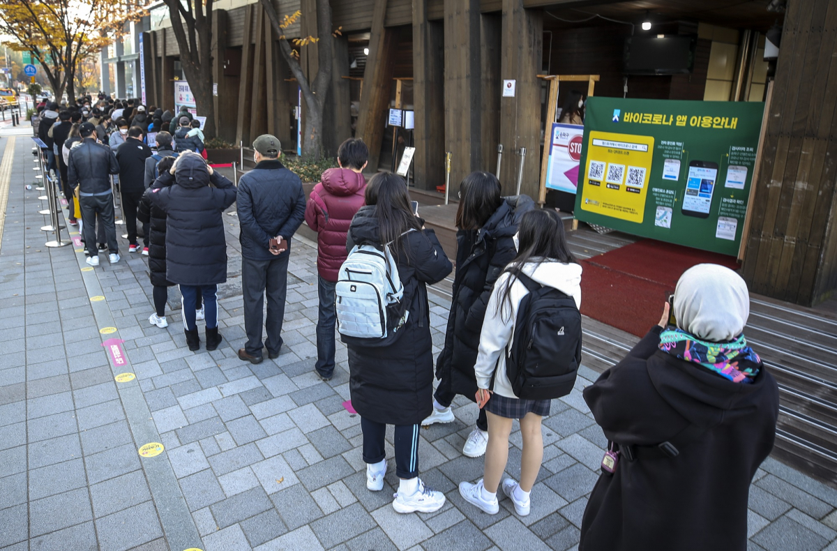 ▲0시 기준 국내 코로나19 신규확진자가 3187명으로 집계된 17일 오전 서울 송파구보건소에 설치된 코로나19 선별진료소를 찾은 시민들이 검사를 받기 위해 줄 서 있다. (뉴시스)