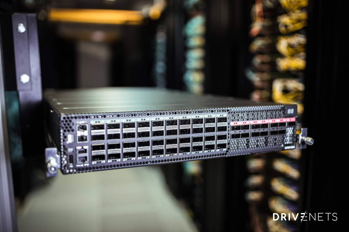 ▲LG유플러스는 네트워크 장애에 유연하게 대응할 수 있는 클라우드 유선 백본 패킷 전달 장비를 이스라엘의 드라이브넷(DriveNets)사와 협력해 국내 최초로 실증하는데 성공했다고 18일 밝혔다. (사진제공=LG유플러스)