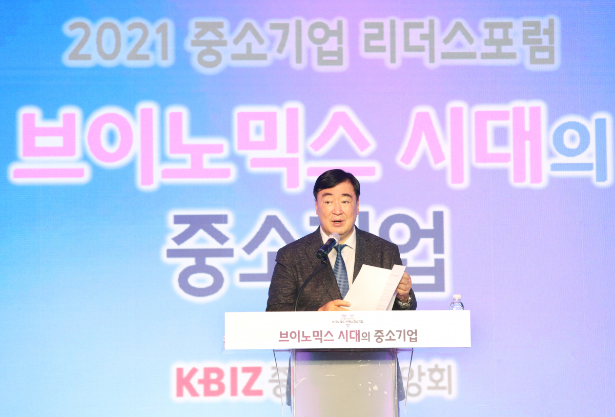 ▲‘2021 중소기업 리더스 포럼’ 3일 차인 18일 경주 힐튼호텔에서 싱하이밍 주한 중국대사가 ‘한·중 경제무역 협력의 현황과 전망’에 대해 강연하고 있다. (사진제공=중소기업중앙회)