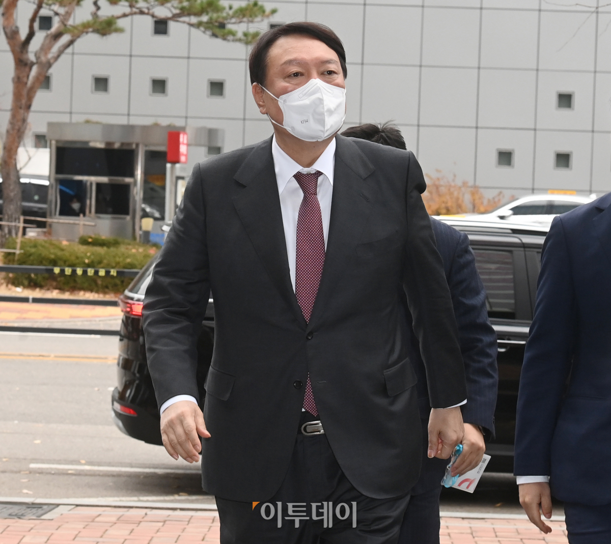 ▲윤석열 국민의힘 대선 후보가 18일 오전 SBS D 포럼 '5천만의 소리, 지휘자를 찾습니다'에 참석하기 위해 서울 마포구 SBS 프리즘타워로 들어가고 있다. (국회사진취재단)