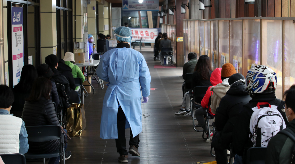 ▲코로나19 신규 확진자가 3292명이 발생해 코로나19 사태 발생 이후 역대 최다치를 기록한 18일 오전 서울 송파구보건소에 설치된 코로나19 선별진료소를 찾은 시민들이 검사를 받기 위해 대기하고 있다. (뉴시스)