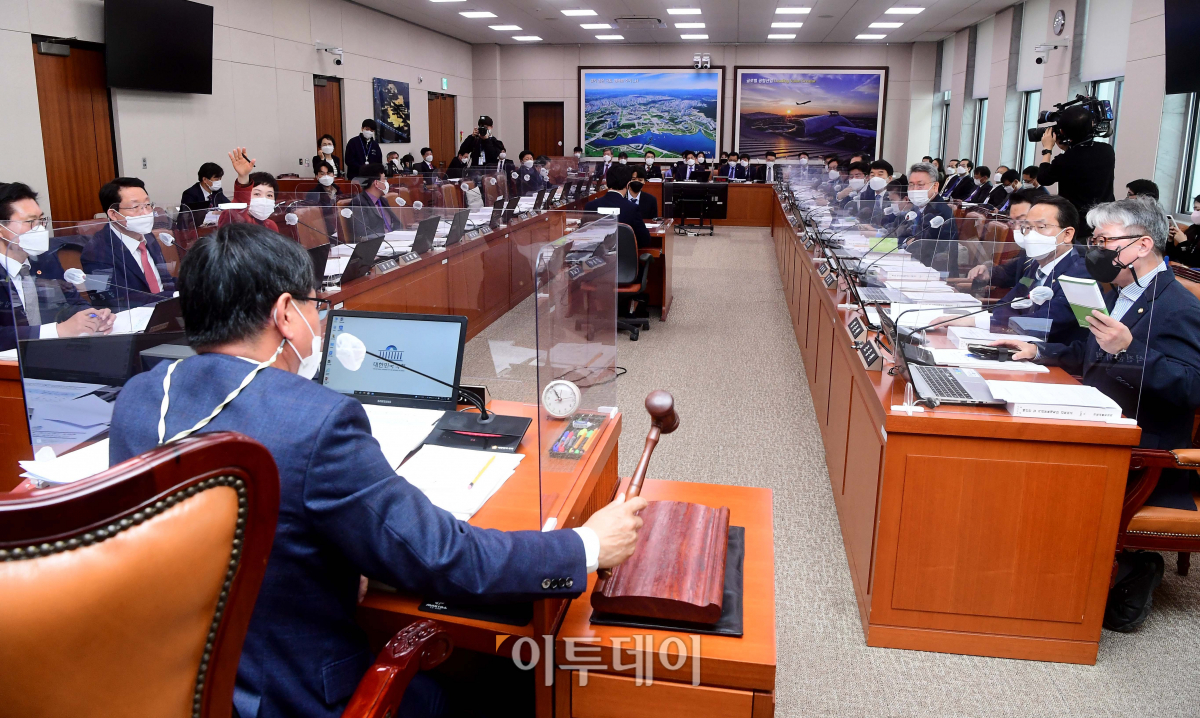 ▲22일 서울 여의도 국회에서 열린 국토교통위원회 전체회의에서 개발이익환수법 등의 안건상정과 관련해 여야 의원들의 설전이 오가자 이헌승 위원장이 정회를 선언하고 있다.  (사진=신태현 기자 holjjak@)
