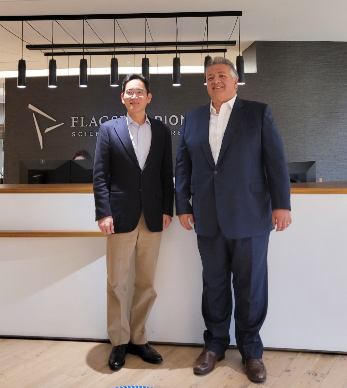 ▲16일(현지시간) 미국 매사추세츠주 캠브리지에서 만난 이재용 삼성전자 부회장(왼쪽)과 누바 아페얀(Noubar Afeyan) 모더나 공동 설립자 겸 이사회 의장(오른쪽)의 모습 (사진제공=삼성전자)