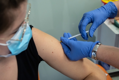 ▲폴란드 루블린에 위치한 신종 코로나바이러스 감염증(코로나19) 백신 접종 센터에서 한 여성이 부스터샷을 접종하고 있다. 루블린/EPA연합뉴스

