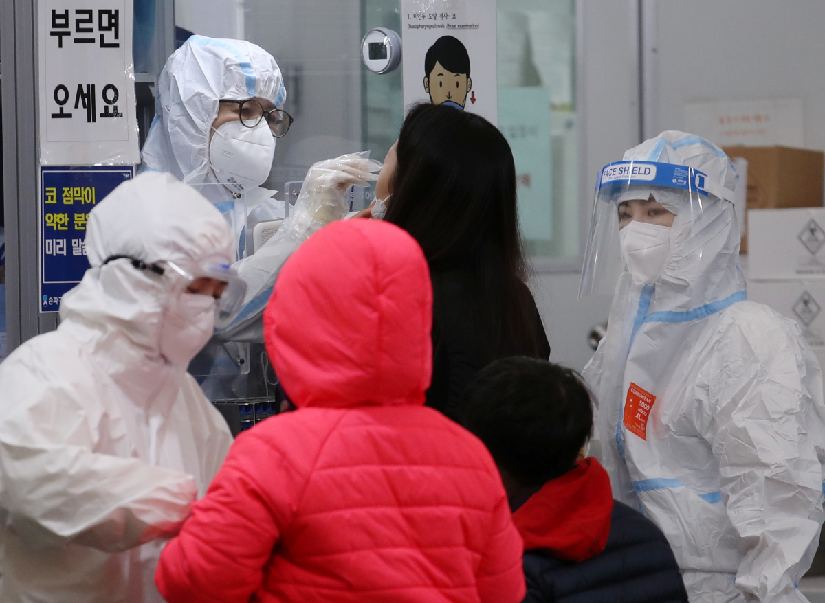 ▲코로나19 신규 확진자가 3292명이 발생해 코로나19 사태 발생 이후 역대 최다치를 기록한 18일 오전 서울 송파구보건소에 설치된 코로나19 선별진료소를 찾은 시민들이 검사를 받고 있다.  (뉴시스)