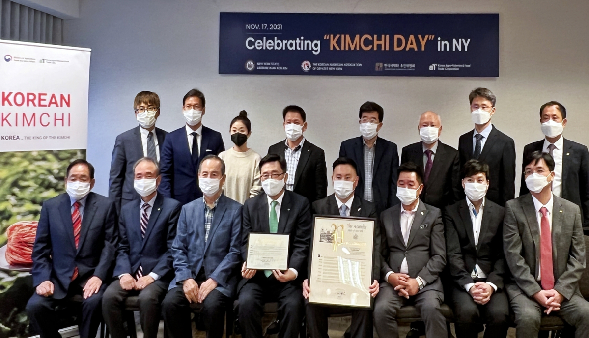 ▲김춘진 한국농수산식품유통공사 사장(앞줄 오른쪽 4번째)이 현지시간으로 17일 미국 뉴욕주서 '김치의 날' 제정 추진을 결의하고 있다. (사진제공=농림축산식품부)