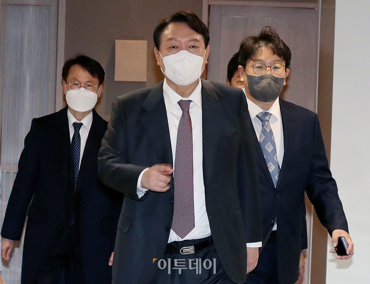 ▲윤석열 국민의힘 대선 후보와 권성동 신임 사무총장이 18일 서울 여의도의 한 음식점에서 중진의원들과의 비공개 오찬 회동에 참석하고 있다. 이날 회동에는 윤 후보와 권 사무총장, 주호영, 김태호, 윤한홍, 하태경 의원, 심재철 전 의원, 유정복 전 인천시장 등이 참석했다. (국회사진취재단)