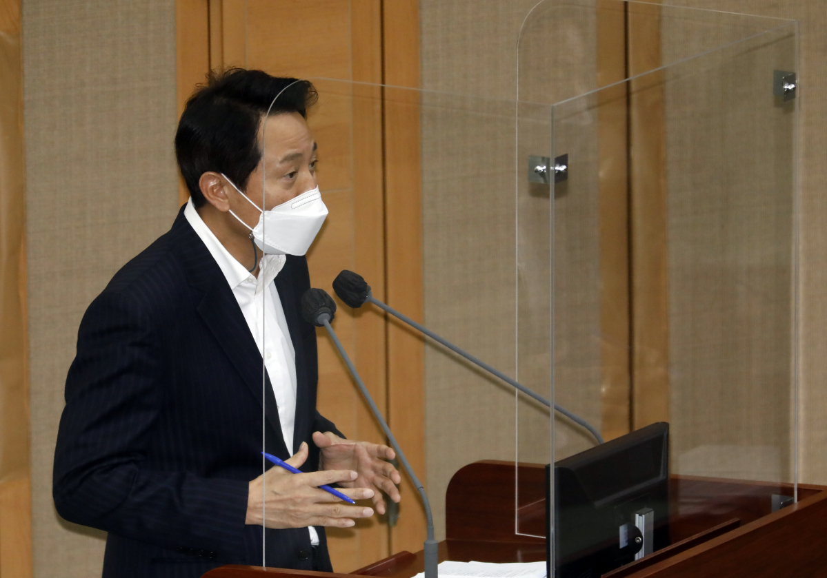 ▲오세훈 서울시장이 16일 서울시의회에서 열린 제303회 정례회 제2차 본회의 시정질문에서 김경 더불어민주당 시의원 질문에 답하고 있다.