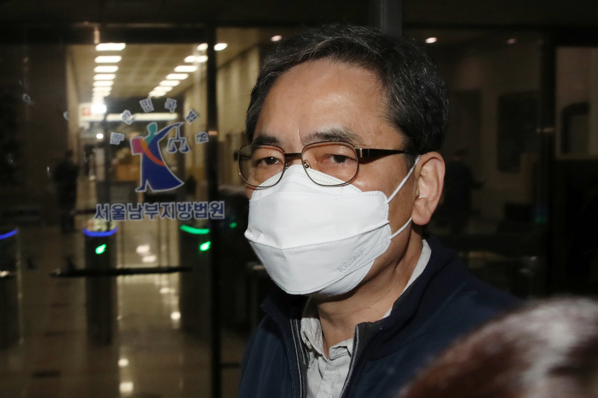 ▲경기도 성남시 대장동 개발 민간 사업자인 화천대유자산관리에 편의를 봐준 대가로 50억 원을 받은 의혹을 받고 있는 곽상도 전 의원이 15일 오후 서울 양천구 서울남부지방법원에서 열린 20대 국회 패스트트랙 충돌 사건 관련 공판에 출석한 뒤 나오고 있다. (뉴시스)