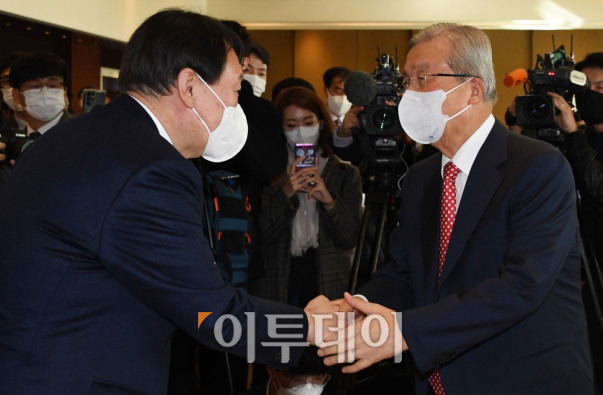 ▲국민의힘 윤석열 (왼쪽)대선후보가 15일 서울 용산구 그랜드 하얏트 서울 호텔에서 열린 만화로 읽는 오늘의 인물이야기'비상대책위원장-김종인' 출판기념회에 참석 김 전 비대위원장과 악수하고 있다. 국회사진취재단  (이투데이DB)