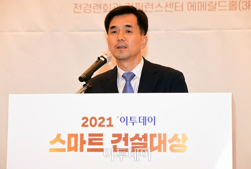 ▲권혁진 국토교통부 건설정책국장이 18일 서울 여의도 전경련회관 컨퍼런스센터 에메랄드홀에서 열린 2021 이투데이 스마트 건설대상 시상식에서 축사를 하고 있다. (고이란 기자 photoeran@)