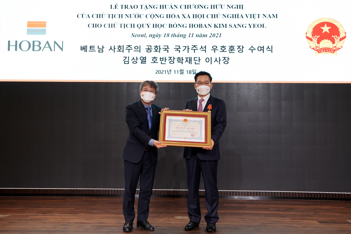 ▲응우옌 부 뚱 주한베트남대사(왼쪽)와 김상열 호반장학재단 이사장(오른쪽)이 기념촬영을 하고 있다. (사진제공=호반장학재단)