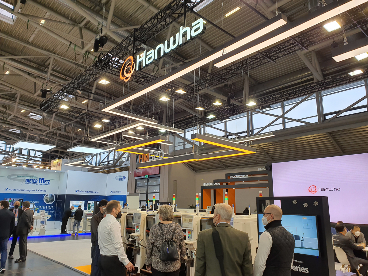 ▲한화정밀기계가 독일 프로덕트로니카 2021에 참가해 고속 칩마운터를 가공 시연하고 있다. (사진제공=한화정밀기계)